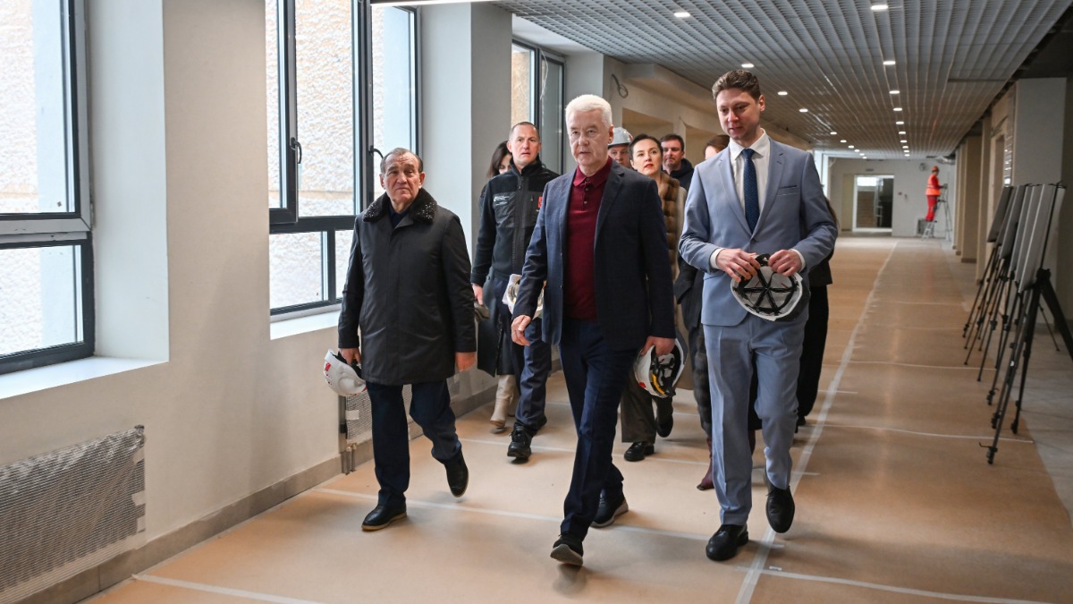 ООО «Активатор» выполняет монтаж подоконников из березовой фанеры в обновляемой школе №1619 в Строгино