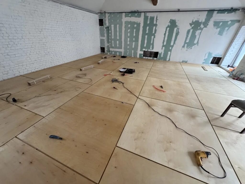 Монтаж инженерной доски в балетной школе